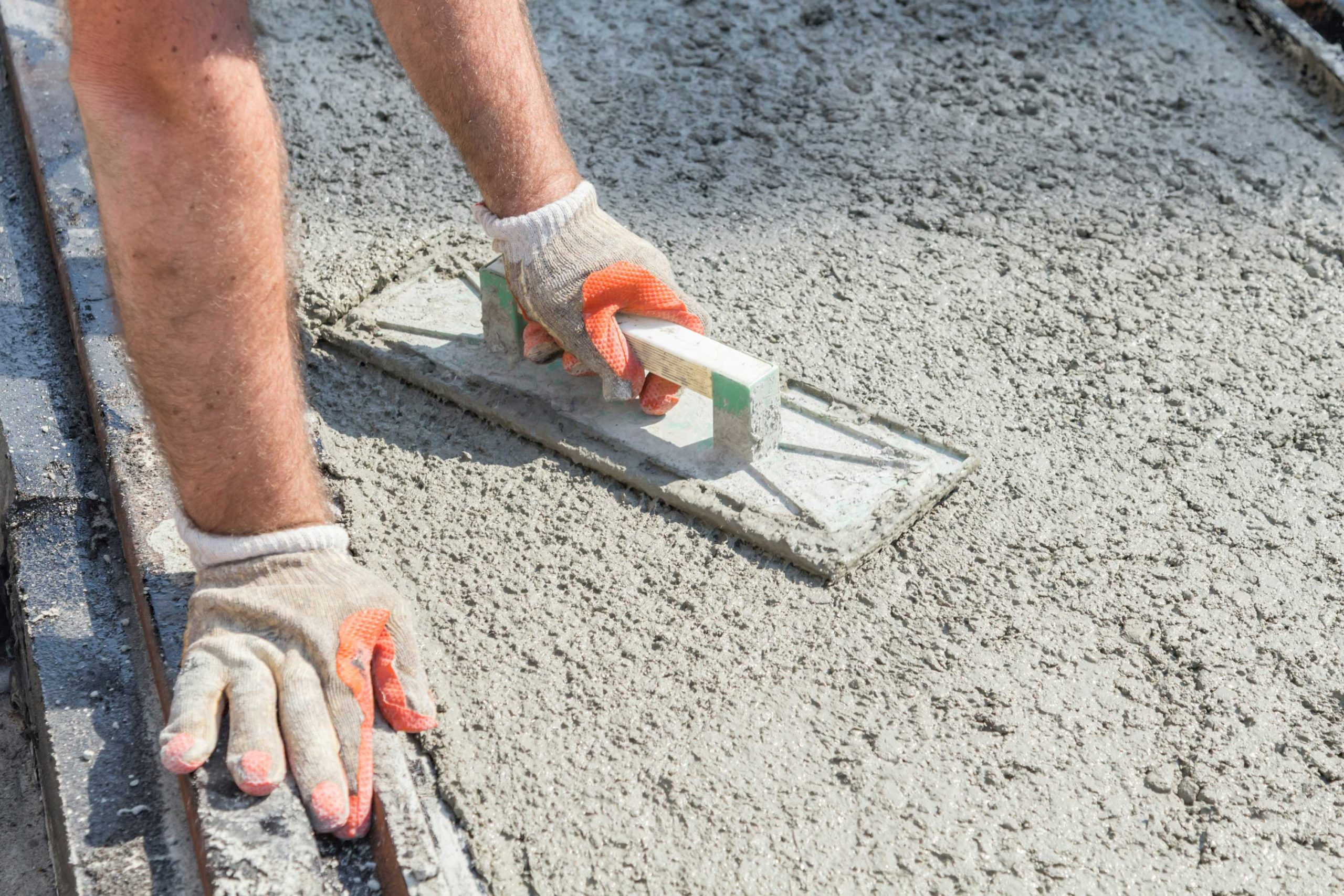 Handwerker bearbeitet Beton.