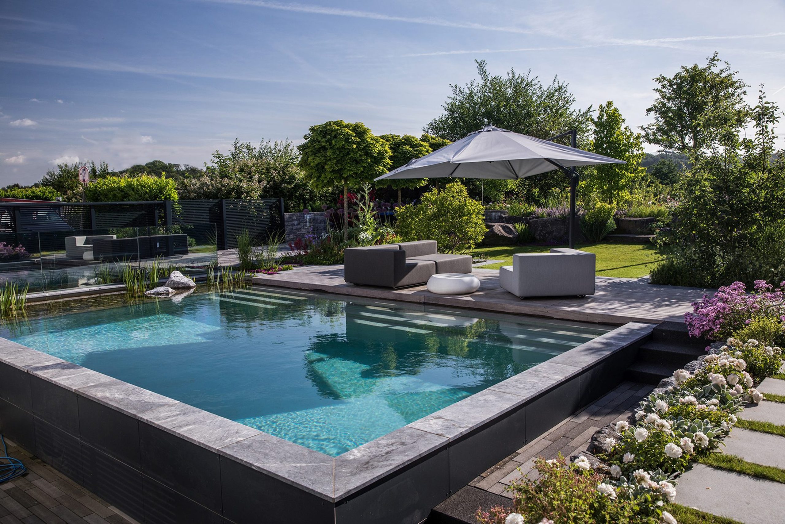 Bild eines Pools mit Outdoorarea.