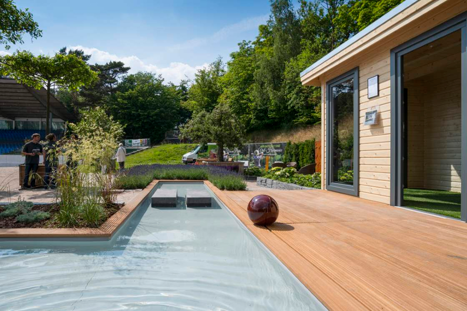 Bild eines Gartens mit Pool.