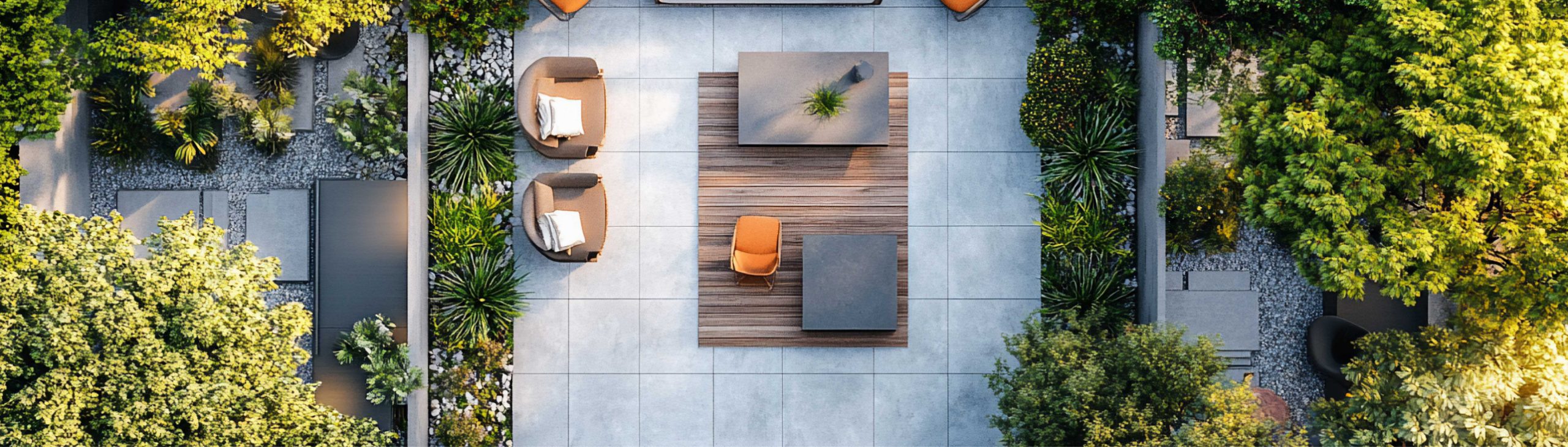 Topshot eines Gartens mit Terrasse auf dem Stühle, Tische und Sessel sind.